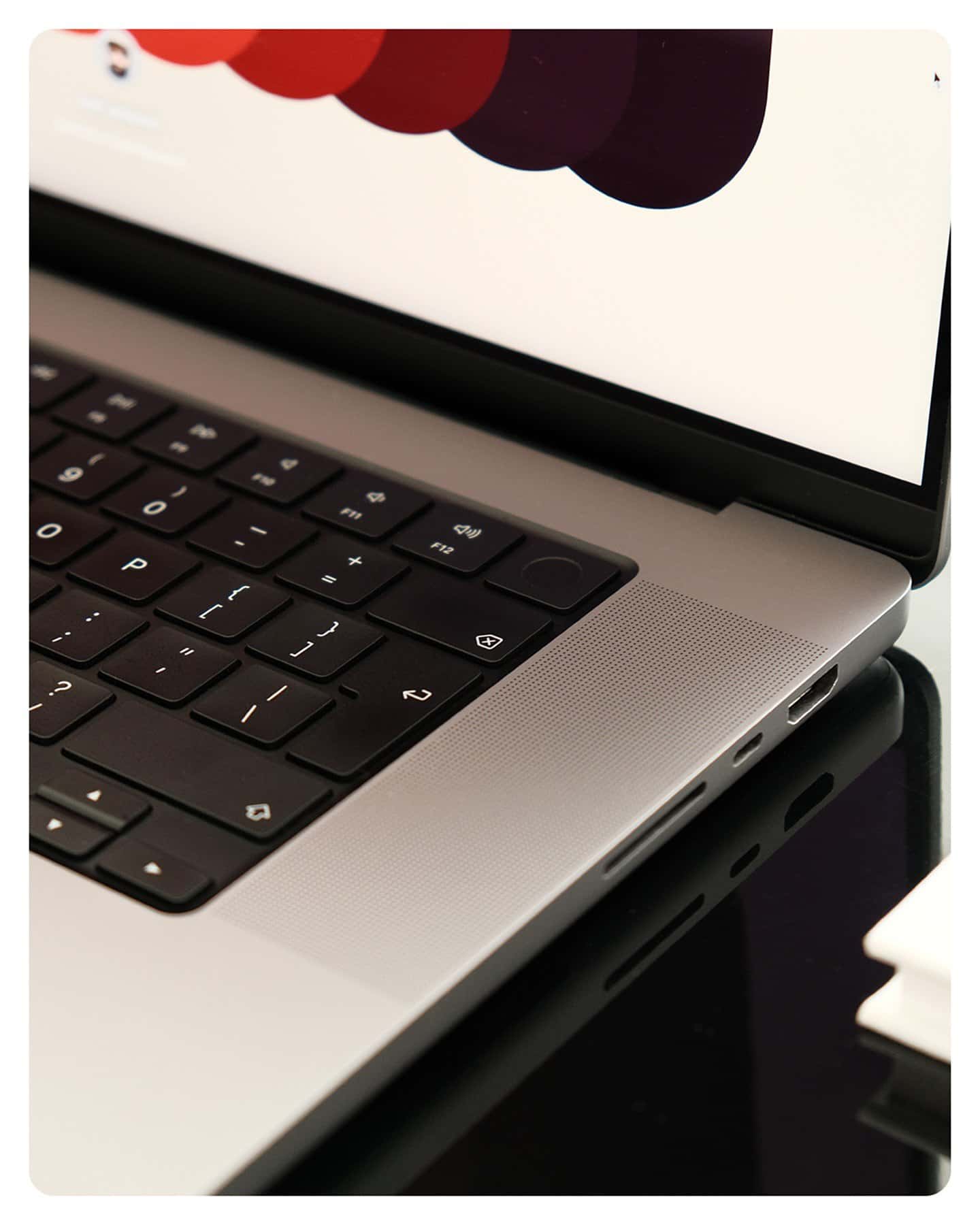 MacBook Pro 14-inch 2024 thumbnail 5