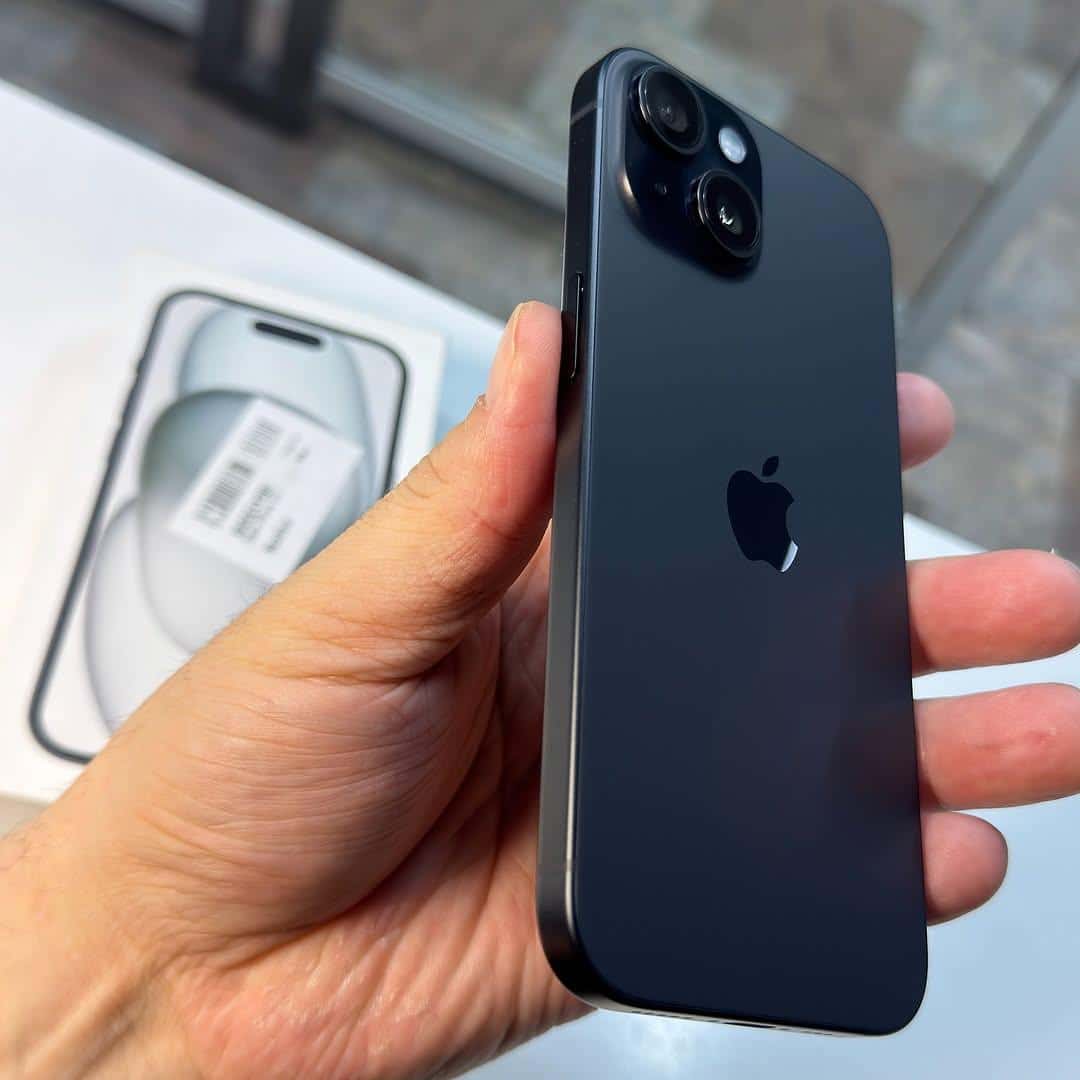 iPhone 15 thumbnail 4